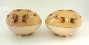 (2) Cajas de baratija de huevo de vidrio beige pintadas a mano Westmoreland pintadas a mano, firmadas a mano c. 1979 - Imagen 1 de 10