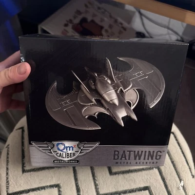 Batman Batwing Metal 1989 Réplica Modelo DC Oficial QMX Calibre Metalworks 2015 Foto 1 de 4