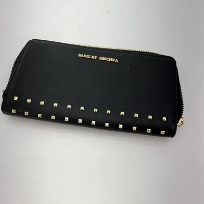 Badgley Mischka 黑色柔软素食皮革钱包带金色耳钉和标志,拉链 — 第 1/4 张图片