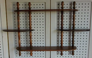 Estante colgante de pared de madera oscura de colección Knick Knack Curio estante de 3 niveles con husillos - Imagen 1 de 14