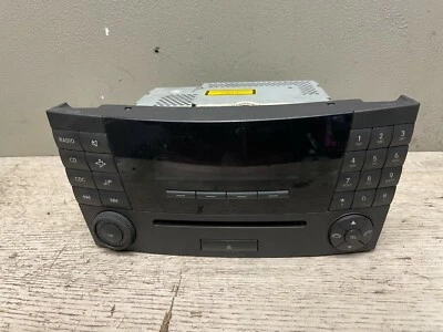 Mercedes W211 E-Klasse Autoradio Radio CD A2118701189 A 211 870 11 89  MF2310 - Bild 1 von 4