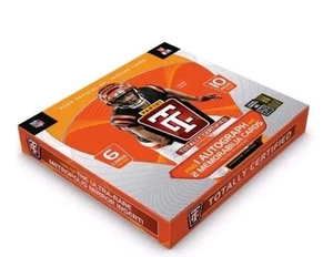 2024-25 NFL Totalmente Certificato Hobby PREMIUM BOX - 1 AUTO + 2 MEM - NUOVO/SIGILLATO - Foto 1 di 3