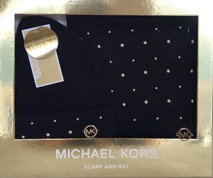 NEU MIT ETIKETT & KARTON ~ ~ MICHAEL KORS SCHWARZER STRICKSCHAL & MÜTZE MIT GOLDENEN PERLENNIETEN & MK-ANHÄNGER  - Bild 1 von 4