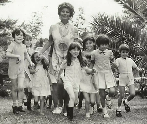 SOPHIA LOREN Walking With Children-With Love Sophia-1967 ABC TV Show-Villa Ponti - Picture 1 of 8