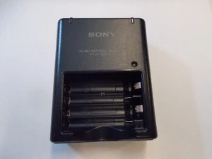 Cargador de batería Sony modelo BC-CS2B para 4 Ni- MH baterías, #X-23-15 - Imagen 1 de 2