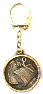 PORTE CLES  KEYCHAIN - LE SPECIALISTE DU BEAU VETEMENT A DAKAR RECTO-VERSO - Picture 1 of 2