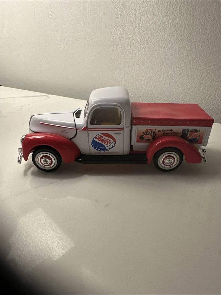 Camioneta pickup Ford Pepsi Cola 1940 dorada escala 1/24 capó abierto vintage. Foto 1 de 4