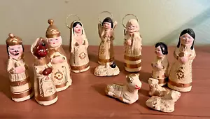 VINTAGE MEXIKANISCHE VOLKSKUNST TON KERAMIK 12-TEILIGES KRIPPENSET, CREME & GOLD - Bild 1 von 8