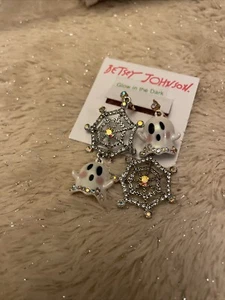 Betsey Johnson Halloween Geist Mismatch Ohrringe leuchten im Dunkeln Neu mit Etikett - Bild 1 von 2