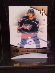 2022-23 UD Ultimate Collection /35 Cole Sillinger Auto #59 CBJ - Foto 1 di 3