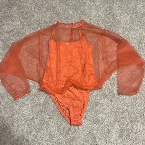 We are HAH durchsichtiger Body mit Flowsärmeln und Spitze in Orange Größe Large - Bild 1 von 9