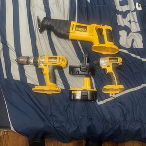 Lot Of Dewalt Drills/Cordless Brushed Compact Reciprocating Saw - Picture 1 of 17