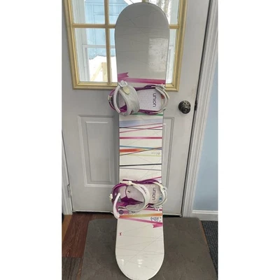 Snowboard para mujer K2 First Lite 150 cm con fijaciones Union Rosa All Mountain Foto 1 de 4