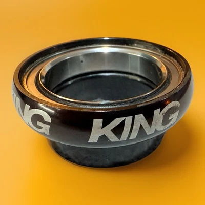 Chris King NoThread 头套顶杯和不锈钢轴承 1 1/8 英寸黑色 — 第 1/4 张图片