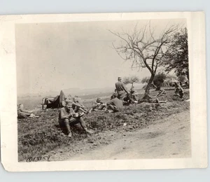 Tropas americanas Primera División comiendo fuera de trincheras 1918 Francia foto de prensa - Imagen 1 de 2