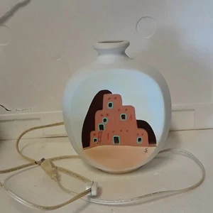 Amerikanische Ureinwohner Pueblo Haus Keramik Vase beleuchtet mit Kordel Künstler signiert 8"x6,5" - Bild 1 von 11