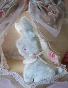 Pequeño Peluche Antiguo Azul Gris Conejo Con Ojos Rosados Hecho en Japón - Imagen 1 de 5