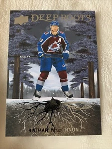 2023-24 UD Series 2 Deep Roots #DR-6 Nathan MacKinnon Colorado Avalanche - Foto 1 di 2