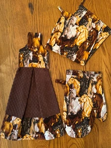 "PFERDE" THEMEN Geschirrtuch mit 2 Topflappen & 1 Ofenhandschuh (4-teiliges Set) - Bild 1 von 2