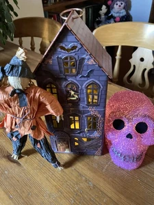 Halloween Deko Leucht Totenkopf, Leucht Spukhaus Dose + Vogelscheuche - Bild 1 von 10