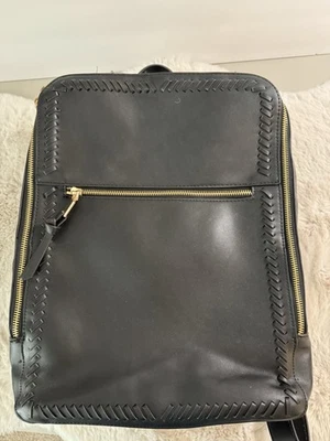 Mochila para computadora portátil Moda Luxe de cuero sintético, negra con adornos cosidos en el látigo oficina Foto 1 de 4