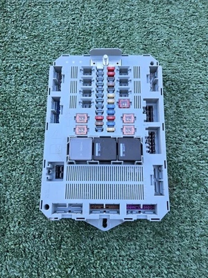 OEM 2009-2011 Jaguar XF X250 Junction Fuse Box Relay Control Module  8X2T-14B476 - Image 1 of 4