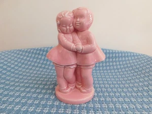 Gebrauchte unmarkierte 7 1/2" rosa Keramik Junge und Mädchen Vase/Übertopf - Bild 1 von 5