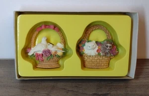Vintage 2er Set Korbfreunde Magnete Katzen Blumen Tauben Vögel Rosen Zinnien 2" - Bild 1 von 20
