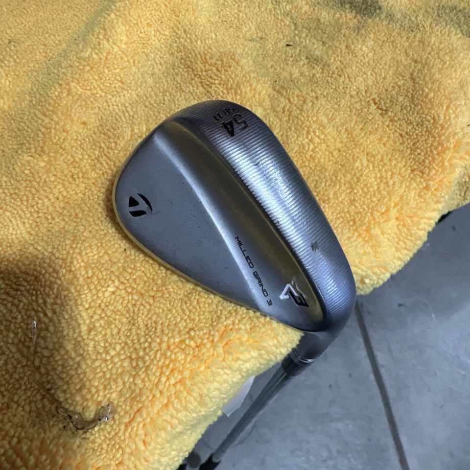 Черный сэнд-ведж TaylorMade Milled Grind 3 54 градуса 54,11 SB сталь для правосторонней стойки - Изображение 1 из 4