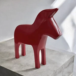 Perro modernista de metal posmoderno esmaltado rojo - Imagen 1 de 5