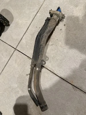 Tubo de cuello de llenado de escape turbo diésel Nissan Titan XD 5,0 L 20421-EZ40A 16-19 OEM Foto 1 de 3