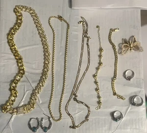 LOTTO GIOIELLI MODA ELEGANTE - 2 BRACCIALI, 3 COLLANE. CIONDOLO, 3 ANELLI E ORECCHINI - Foto 1 di 12