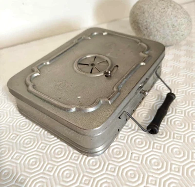 ancienne chaufferette en laiton GIRODON VILLEURBANNE vintage - Photo 1/4