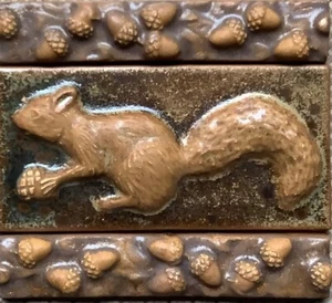 Pratt & Larson 3 Stück seltene metallische Deko Relief Eichhörnchen & Eichel Fliesen - Bild 1 von 1