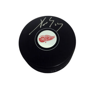 PAVEL DATSYUK Signed Detroit Red Wings Puck (extra fine)