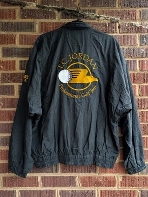 Novo com etiquetas*Jaqueta Quebra-Vento Masculina Boast-T.C Jordan Golf Tour-Preta com Letras Douradas-G - Imagem 1 de 4