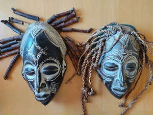 2 ECHTE HANDGESCHNITZTE ZULU MASKEN AUS SCHWARZHOLZ. - Bild 1 von 6