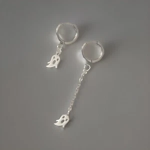 Edelstahl Ghost Ohrringe an Huggie Creolen / Unisex Ohrringe / Halloween Ohrringe - Bild 1 von 7
