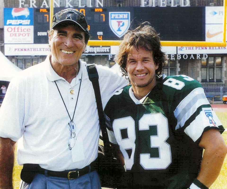 Foto impresa de fútbol americano de la NFL Vince Papale y Mark Wahlberg 8x10 Foto 1 de 1