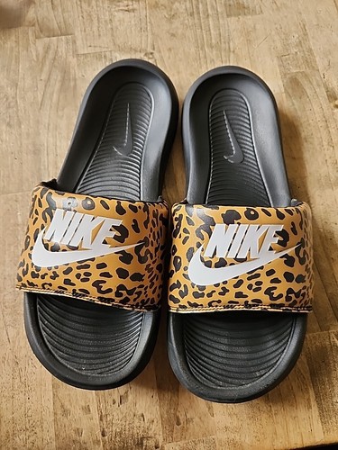 Nike Victori One sandalo da donna con stampa ghepardo CN9676 700 taglia 10