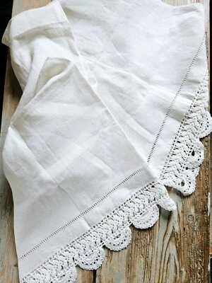 1900 Antico Asciugamano Ricamato A Man Lino  Pizzo Uncinetto Filet  - Immagine 1 di 3