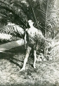 Hemdloser hübscher junger Mann Ausbuchtung Strand Beefcake liebevoll schwul Vintage Foto - Bild 1 von 3