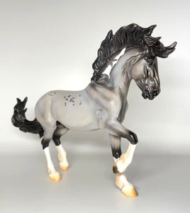 BreyerFest 2024 Edición Limitada Azul Zeus Mustang Semental Corazón de Fuego Molde ¡NUEVO! - Imagen 1 de 18