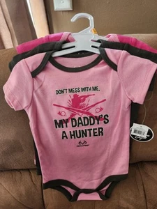 RealTree Baby 3 piezas Don't Mess with Me, My Daddy's a Hunter nuevo 9-12 - Imagen 1 de 6