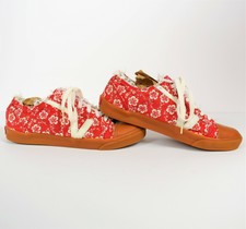 tenis vans com flor vermelha