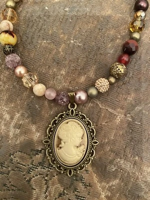 Retro Victorian Cameo Bronze Filigree Oval Pendant Jasper Crystal Bead Necklace Foto 1 de 4