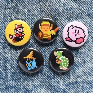 1" 8-BIT NES BUTTONS (5pcs) pins badges nintendo vtg super mario zelda kirby NEW - Foto 1 di 2
