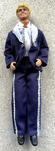 De Colección Muñeca Ken Esmoquin Púrpura Traje Chaqueta Pantalones Camisa Zapatos Barbie De Colección Sin Muñeca - Imagen 1 de 15