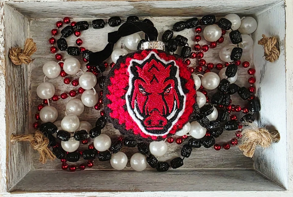 Arkansas Adorno de Navidad Universidad de Arkansas Razorbacks Baloncesto Foto 1 de 3