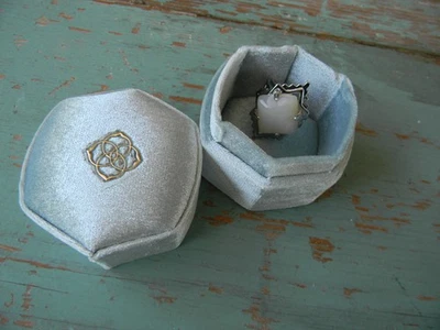 ANILLO Y CAJA DE TERCIOPELO KENDRA SCOTT FASHION PLATA MADREPERLA TALLA 6 Foto 1 de 4